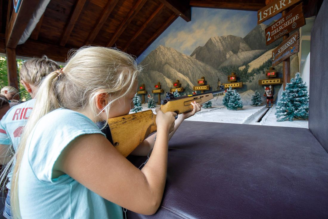 Mädchen am Schießstand beim Biathlon im Freizeitpark