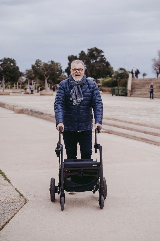 Mann_am_Rollator