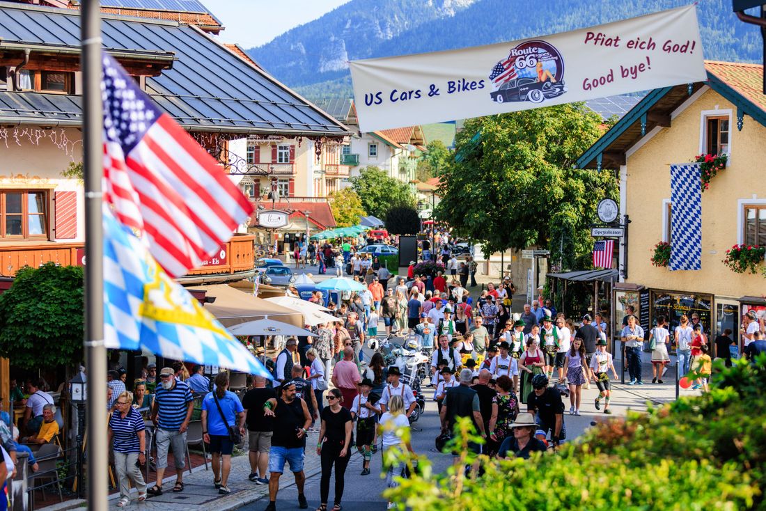 Gäste schlendern entlang der Hauptstraße