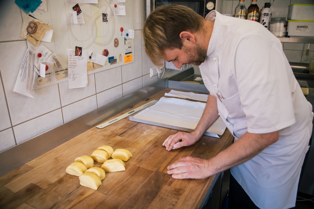Zu einer Kugel formen.