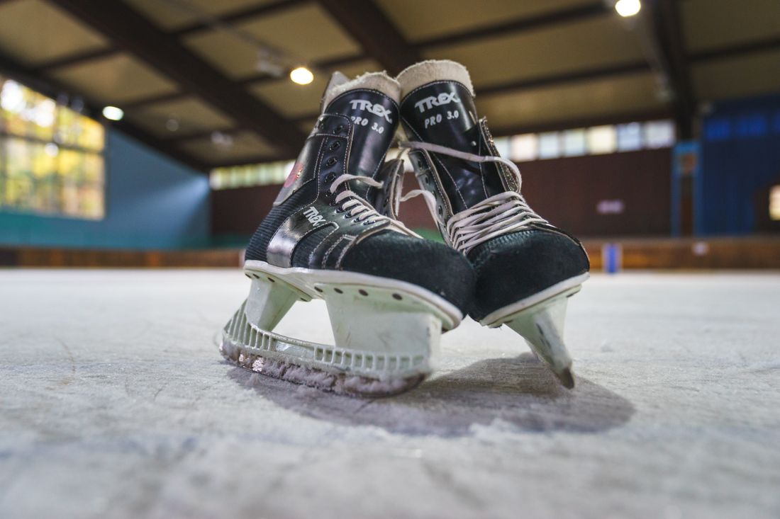 Schlittschuhe auf dem Eis