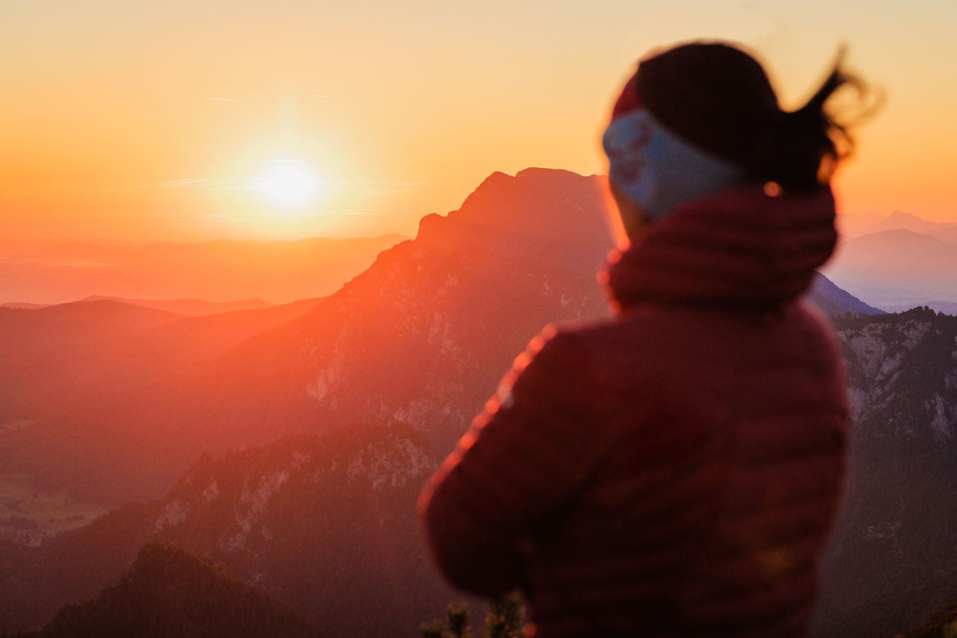 Frau schaut zum Sonnenaufgang