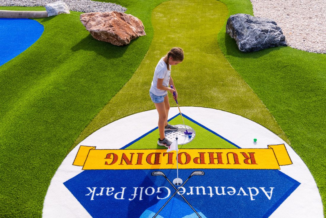 Kind setzt zum Schlag an