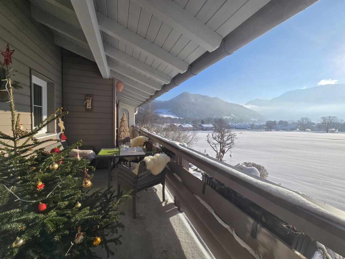 Gemütliche Lammfelle und Weihnachtsbaum auf dem Balkon der Ferienwohnung