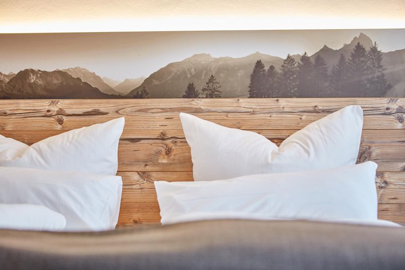 Fokus auf die Kopfkissen eines Bettes im Hotel Alte Säge Ruhpolding