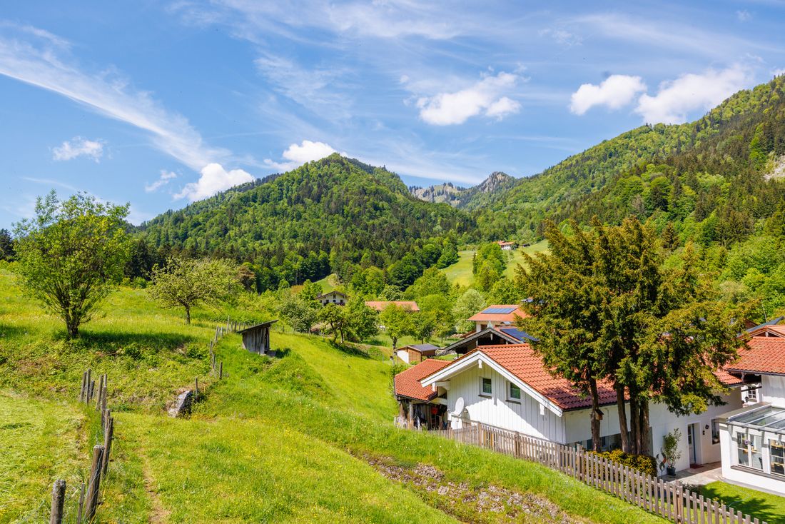 Außenansicht mit Blick in die umliegenden Berge
