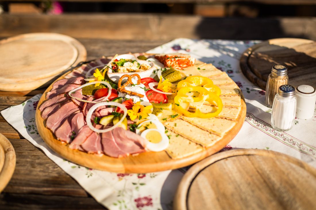 Brotzeit auf der Langerbauern Alm