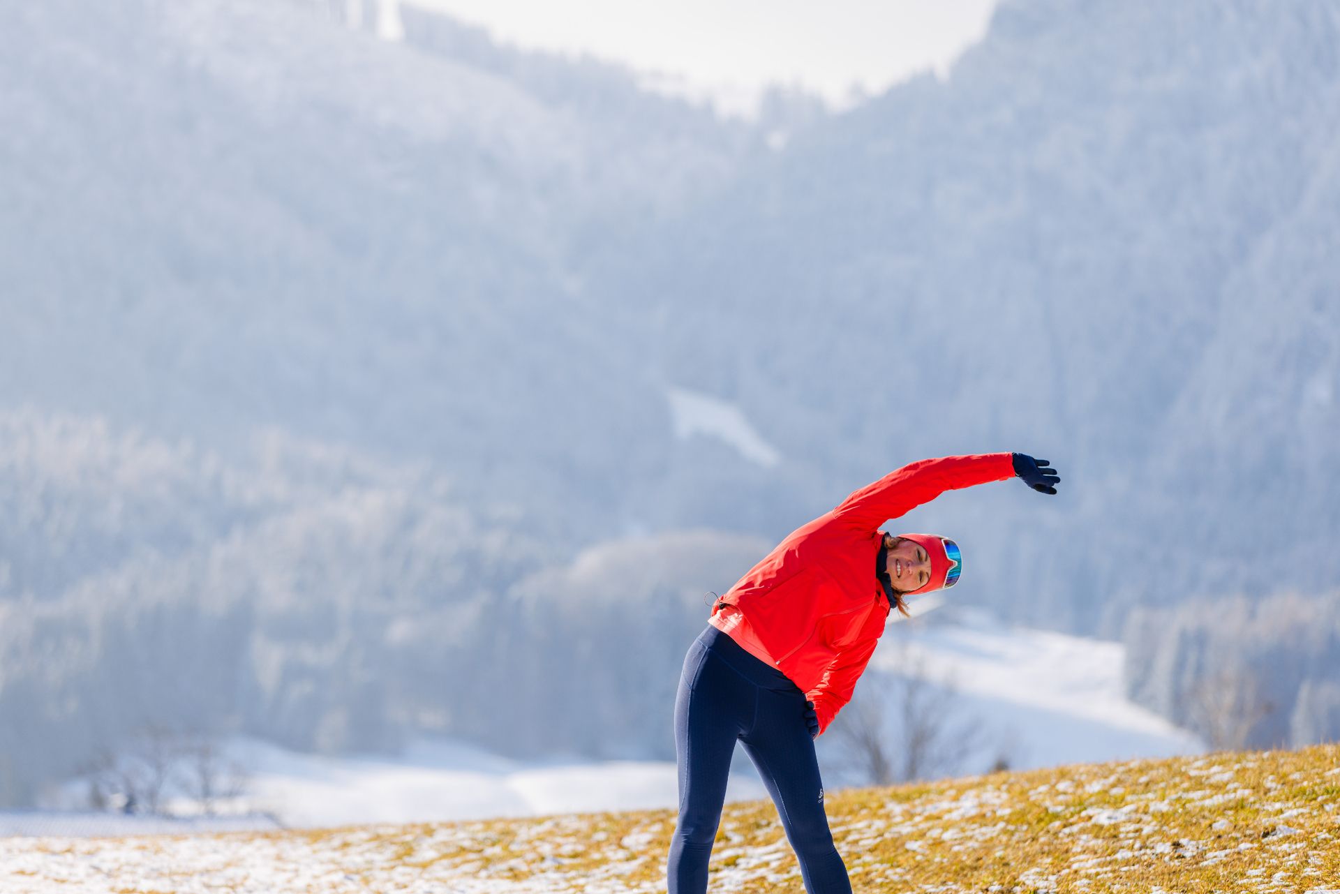 Frau macht Dehnübungen im Winter