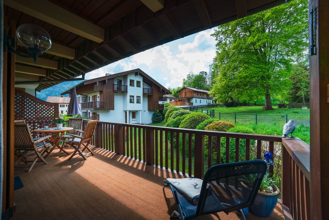 gemütlicher, großer und überdachter Balkon