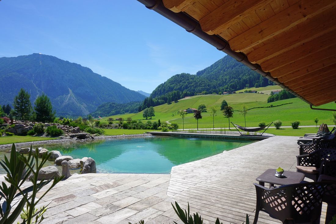 Pool mit Bergblick
