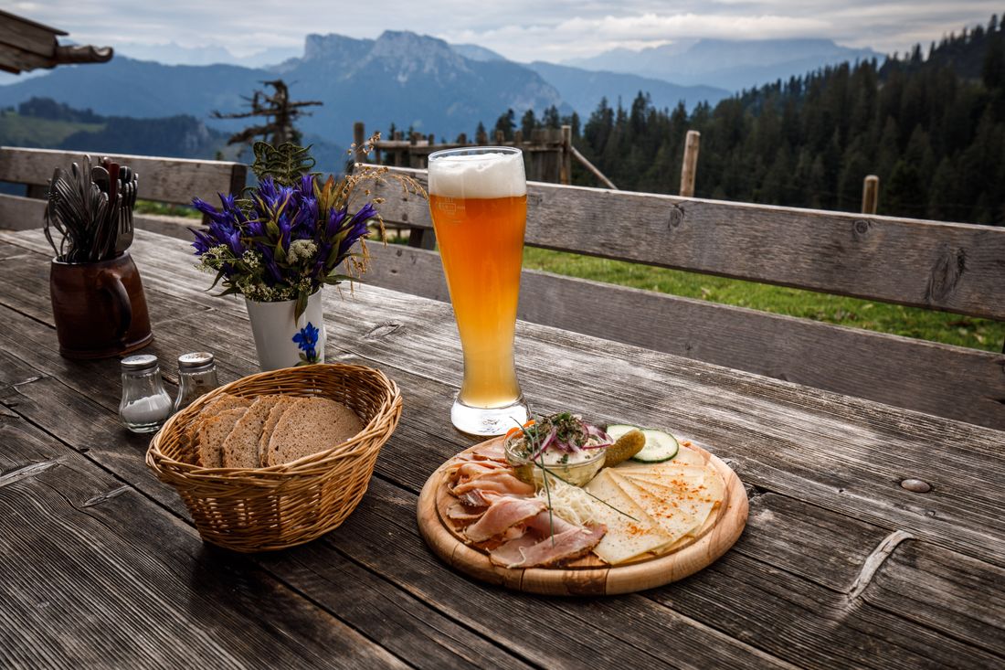 Almbrotzeit mit selbstgemachtem Käse & Speck