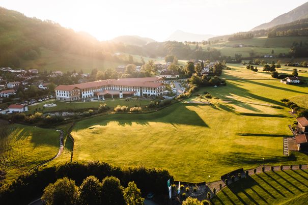 Blick über das aja Hotel Ruhpolding im Sonnenuntergang