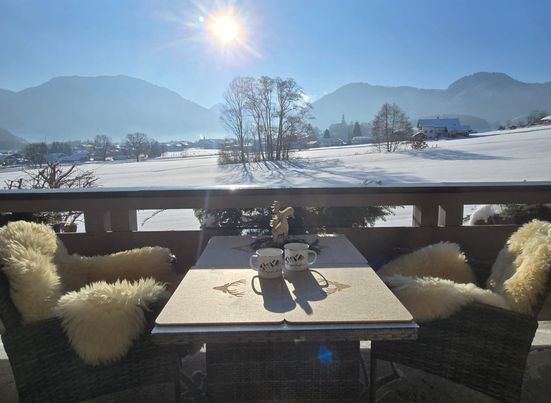 Berg Panorama-Blick vom gemütlichen Balkon der Ferienwohnung Hörndlwand in Ruhpolding auf die Winterlandschaft