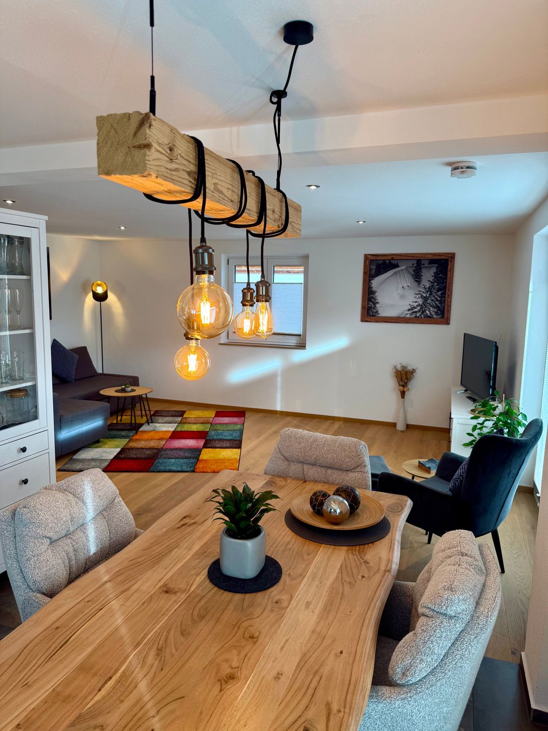 Esstisch mit Blick zum offenen Wohnzimmer