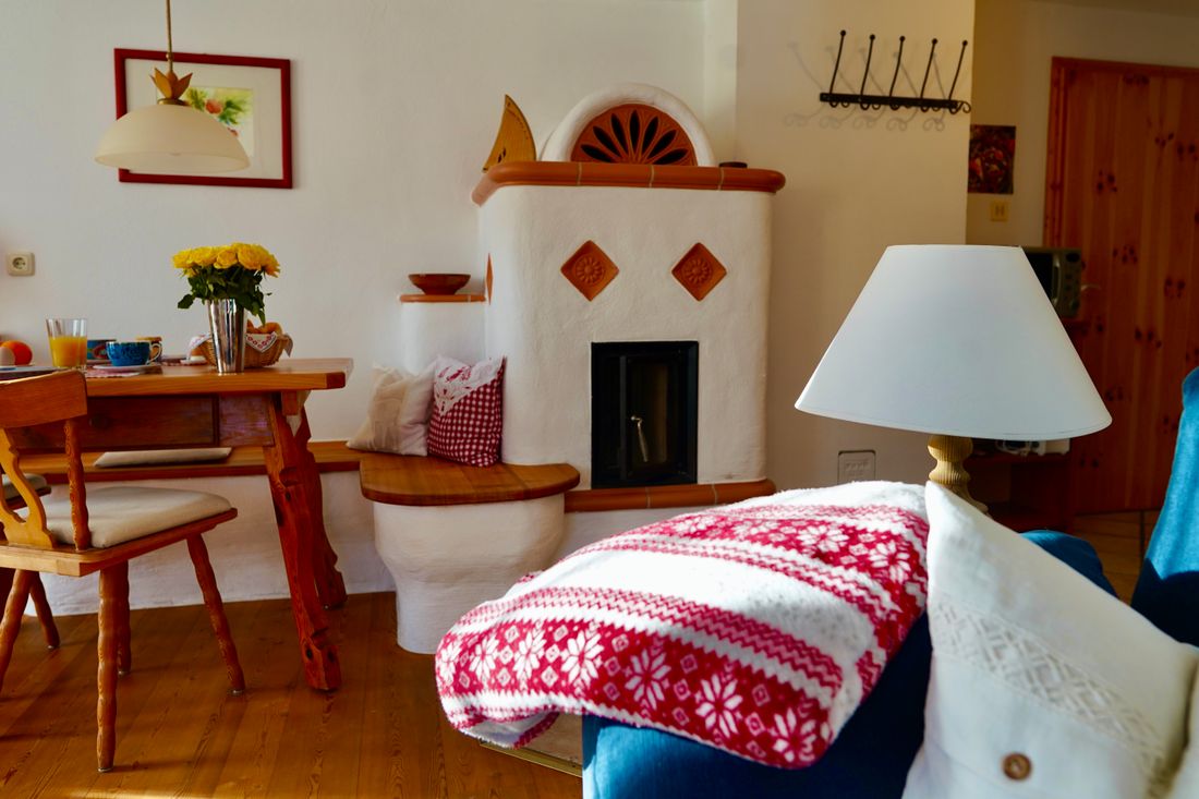 Dandl-Hof, Kamin mit Sichtfenster in jeder Ferienwohnung