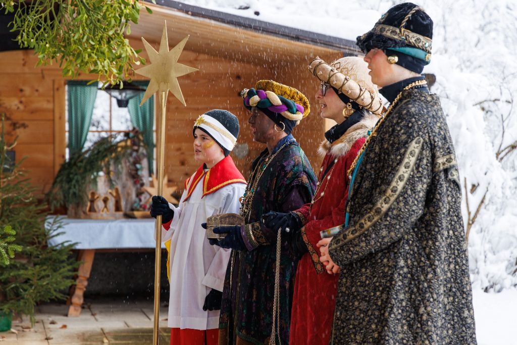 Die Sternsinger, singen für einen Anwohner