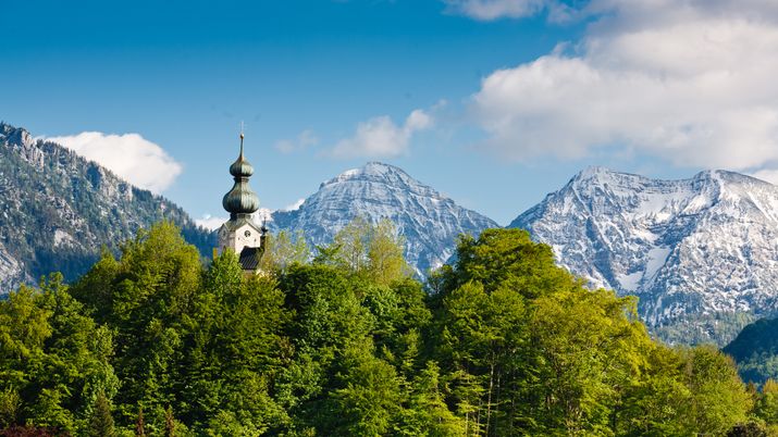 Kirche vor dem Sonntagshorn in Ruhpolding