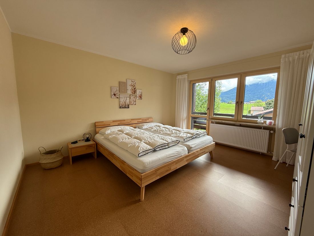 Große Schlafzimmer mit Doppelbett und Balkon