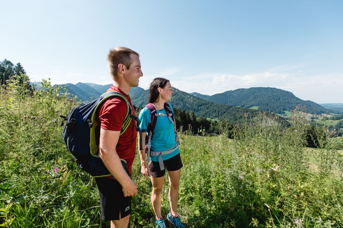 Paar genießt den Ausblick