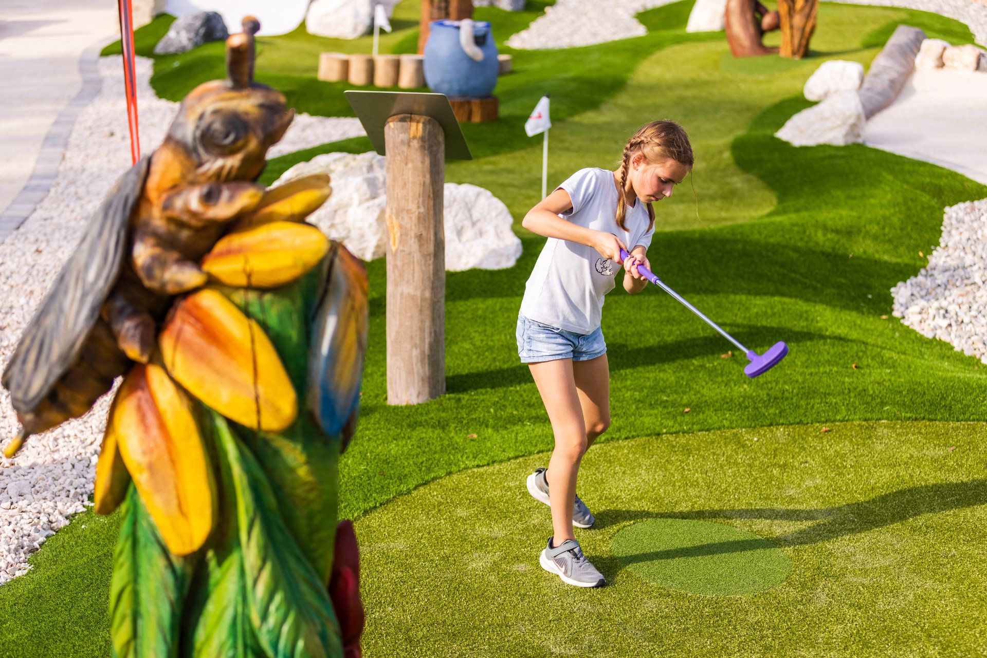 Kind beim Adventure Golfen