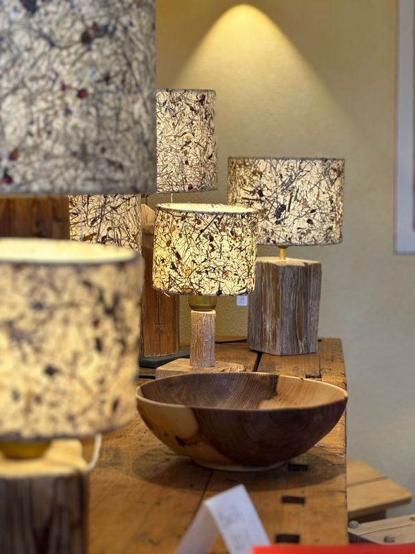 Lampenschirme aus Heu und Blumen