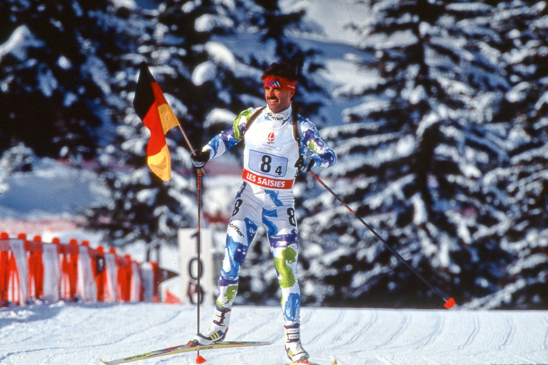 Sieger trägt die Fahne seiner Nationalität