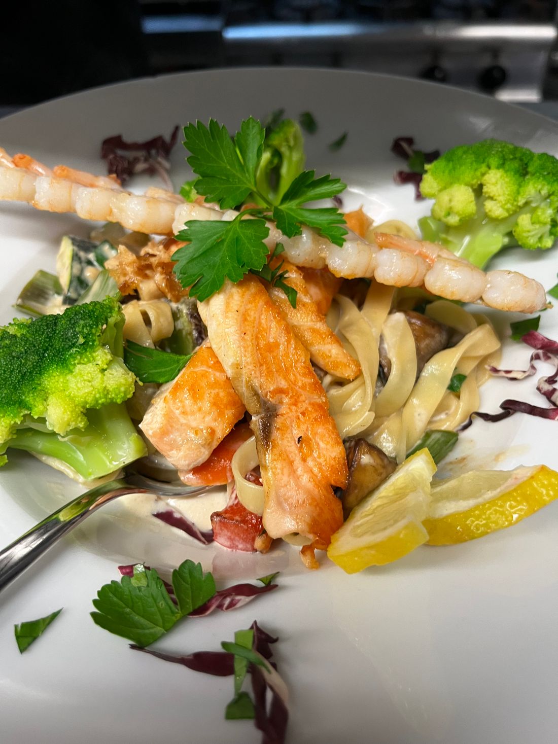 asta mit Lachs, Scampi und Brokkoli
