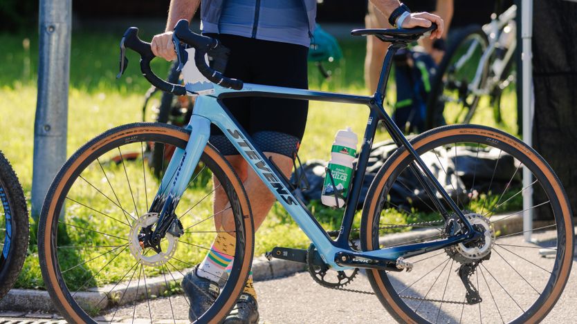 Blaues Gravelbike