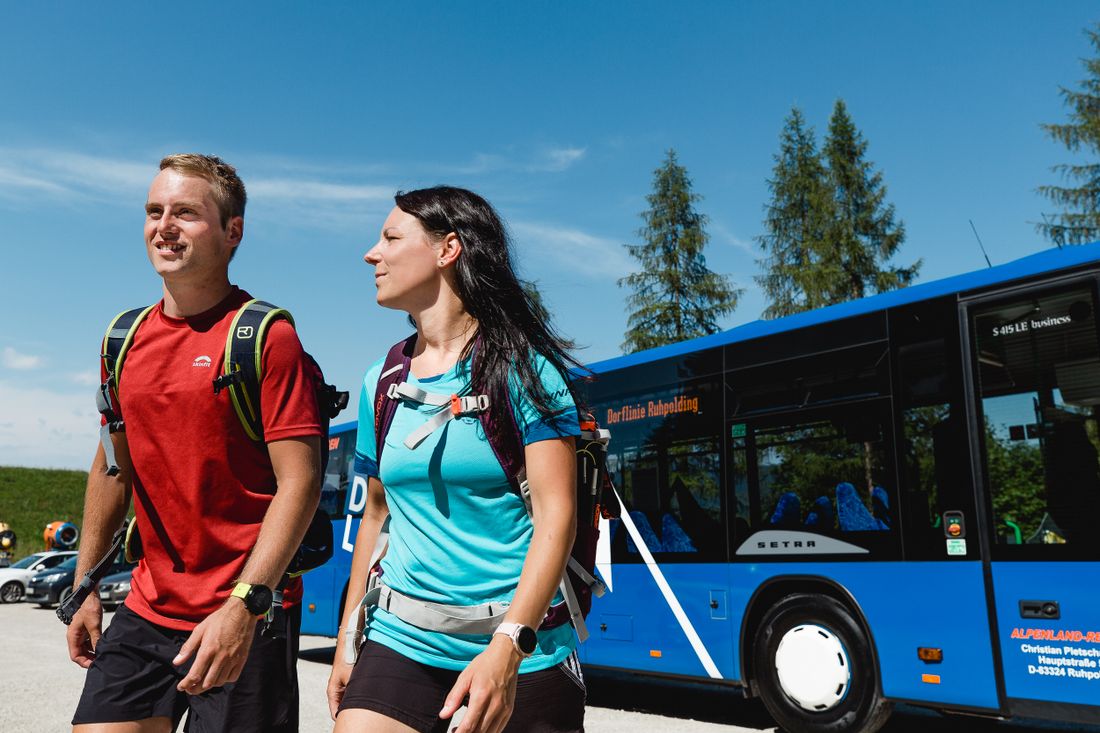 Gäste starten Ihre Wanderung nach der Fahrt mit der Dorflinie