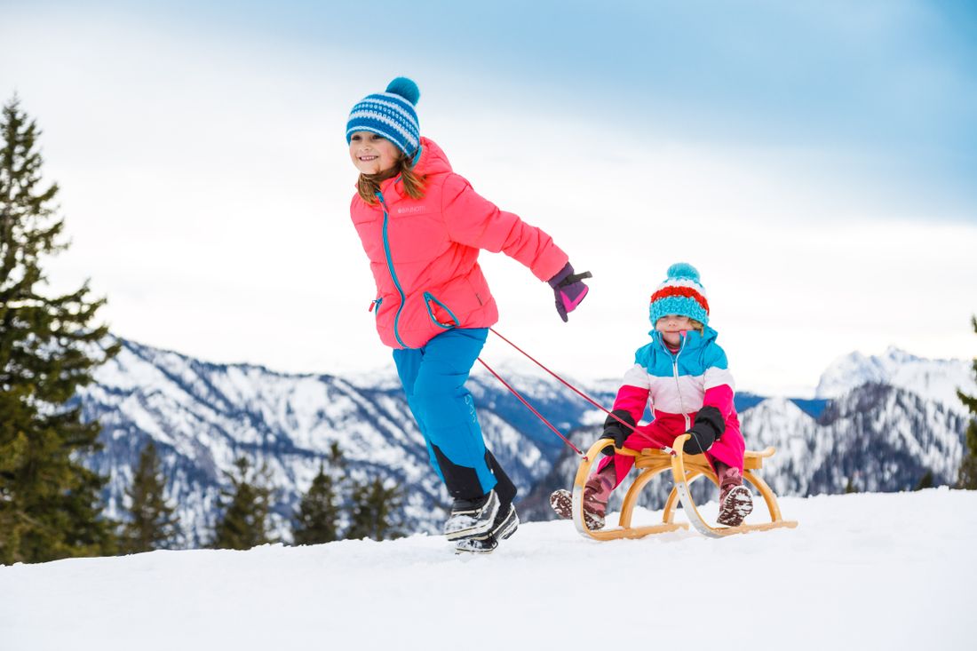 Kinder fahren Schlitten am Unternberg
