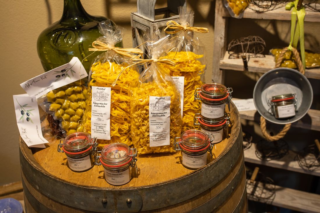 Oliven, Nudeln und verschiedene Salze