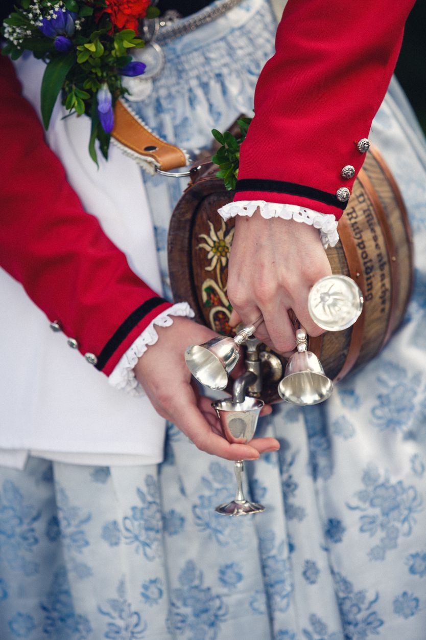 Ruhpoldinger Trachtler beim Schnapsausschank