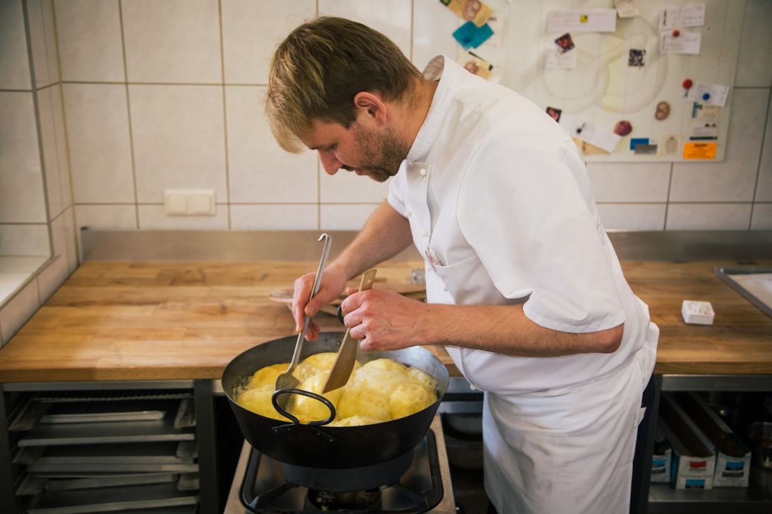 Die Butternudeln wenden.