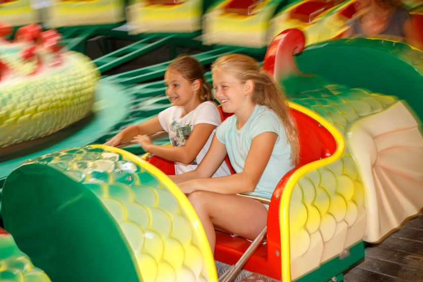 Zwei Mädchen im Drachenritt im Freizitpark