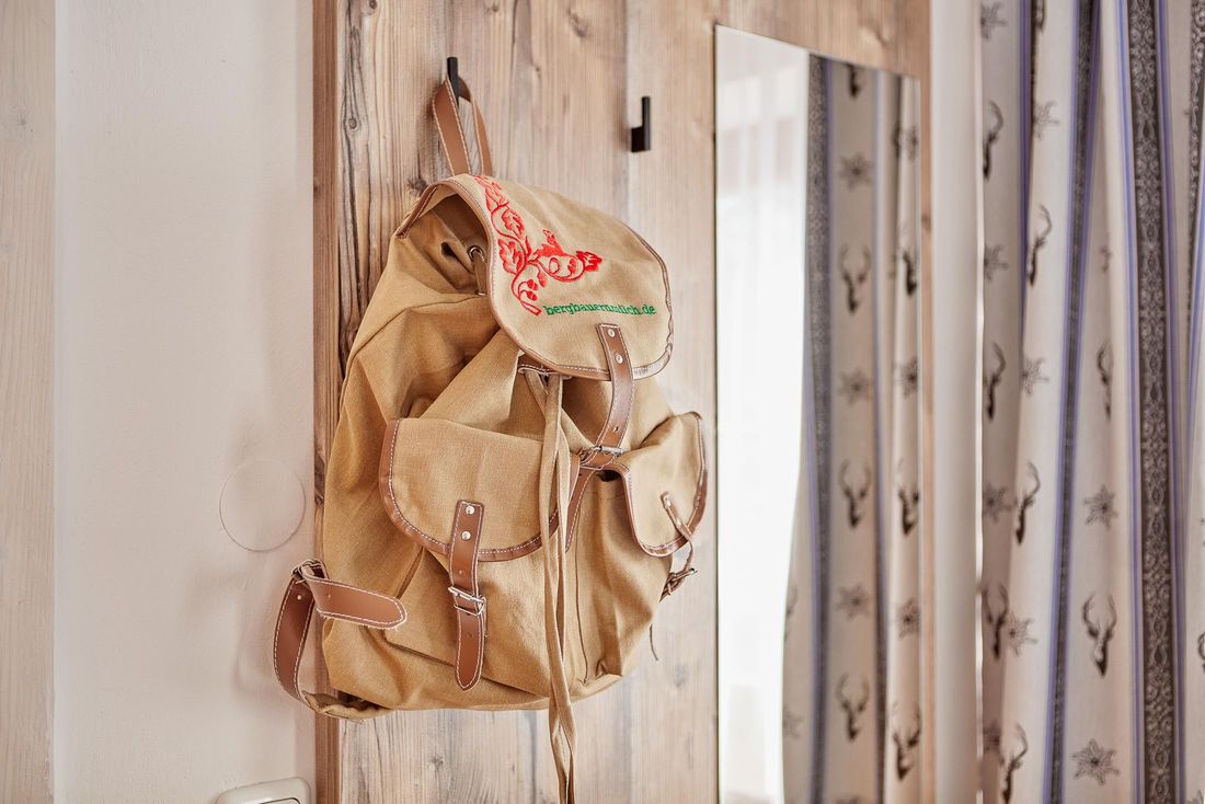 Rucksack & Regenschirm in jedem Zimmer