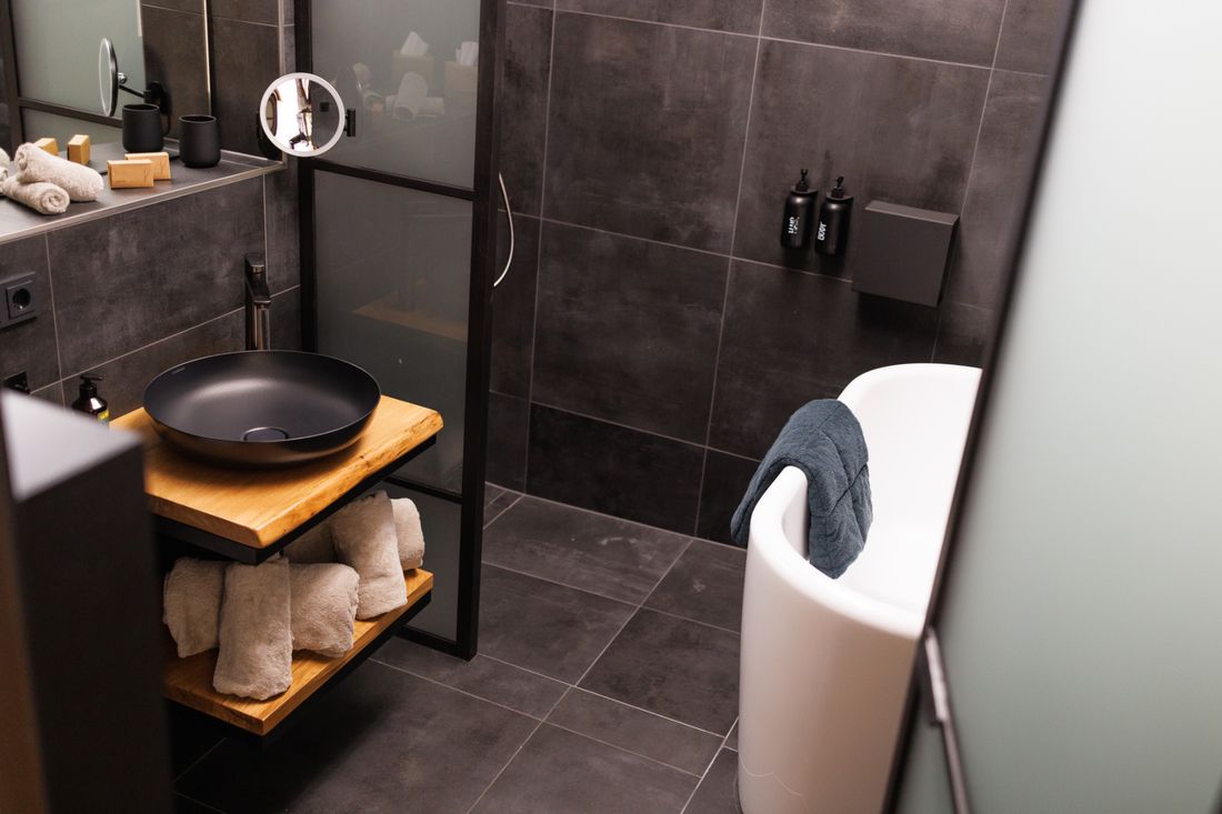 Badezimmer mit Badewanne und Dusche