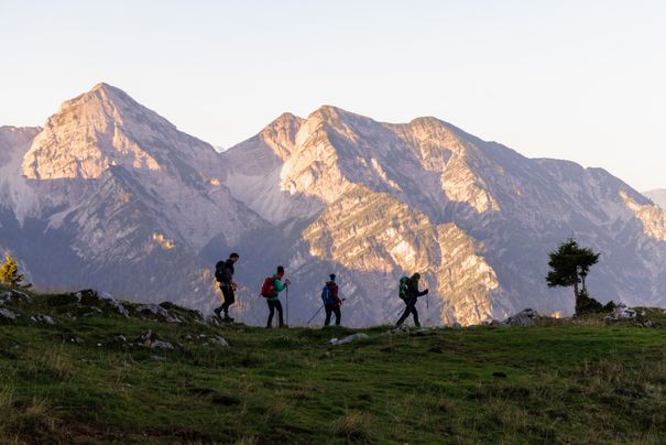 Eine Wandergruppe läuft über einen Kamm entlang der Berge