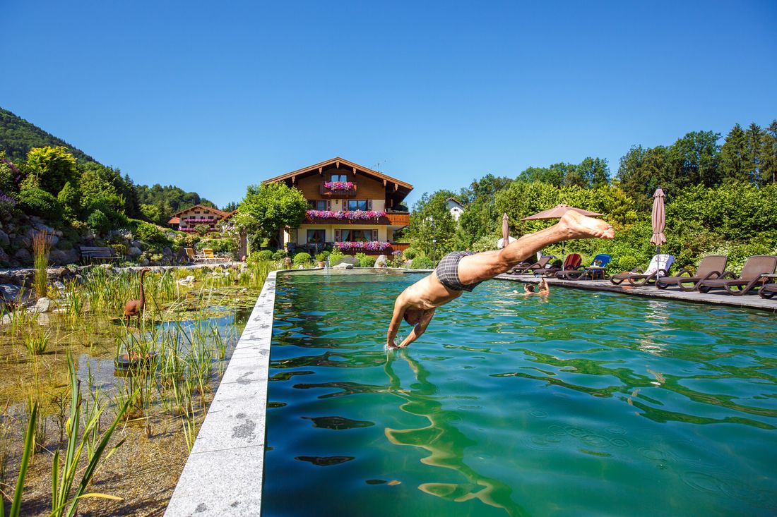 Schwimmteich mit Nebenhaus