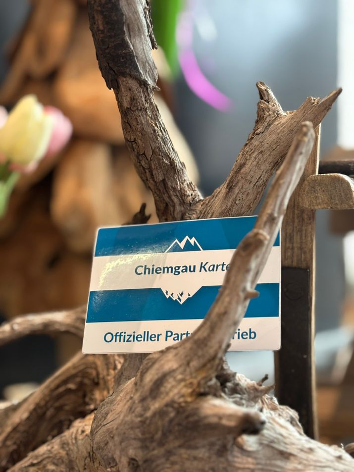 Die Chiemgau Karte zwischen Holz gestellt