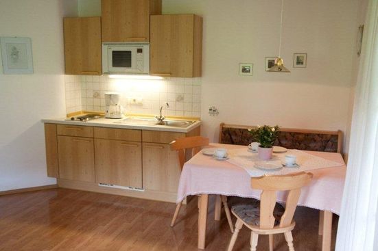 kleine Küche und rustikale Essecke