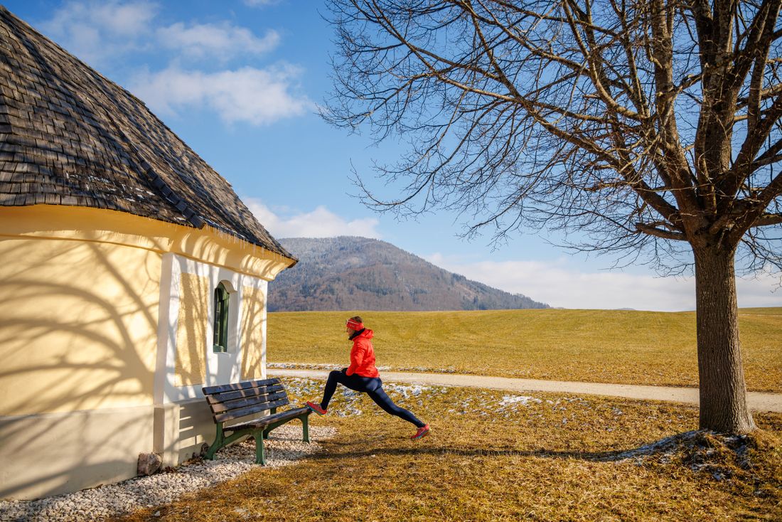 Dehnübungen an einer Bank