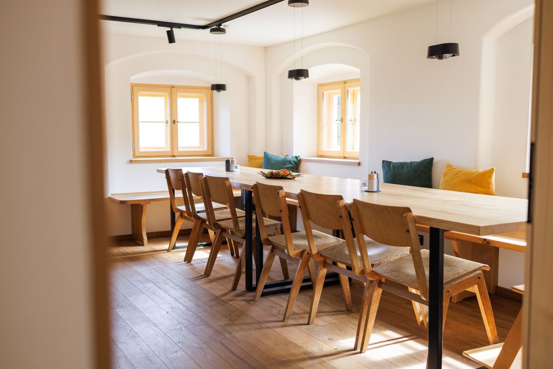 Frühstücksraum mit einer großen Tafel