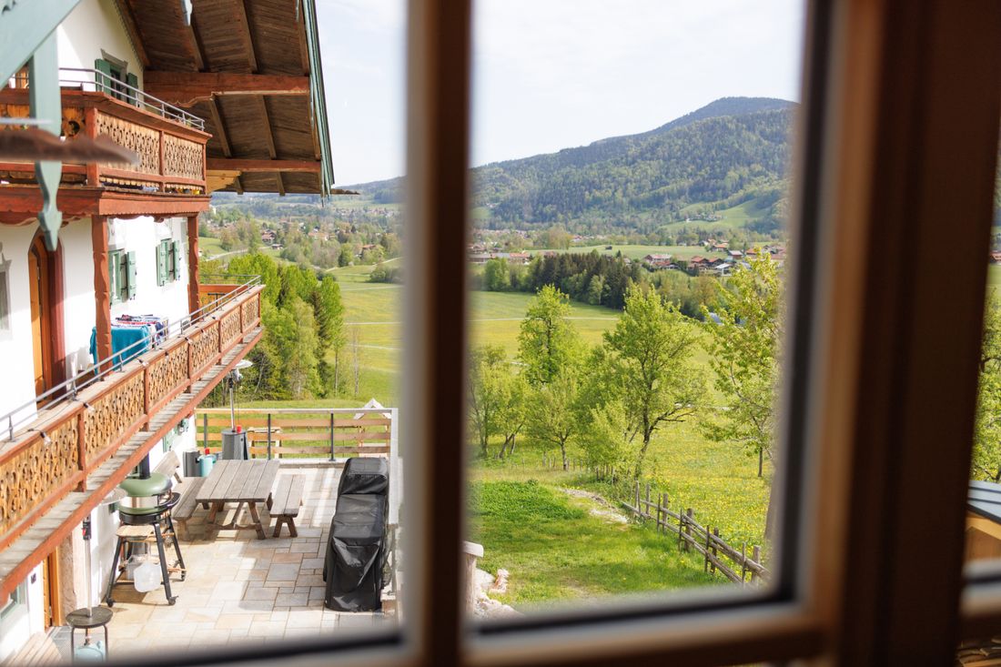 Blick aus dem Fenster auf die Terrasse