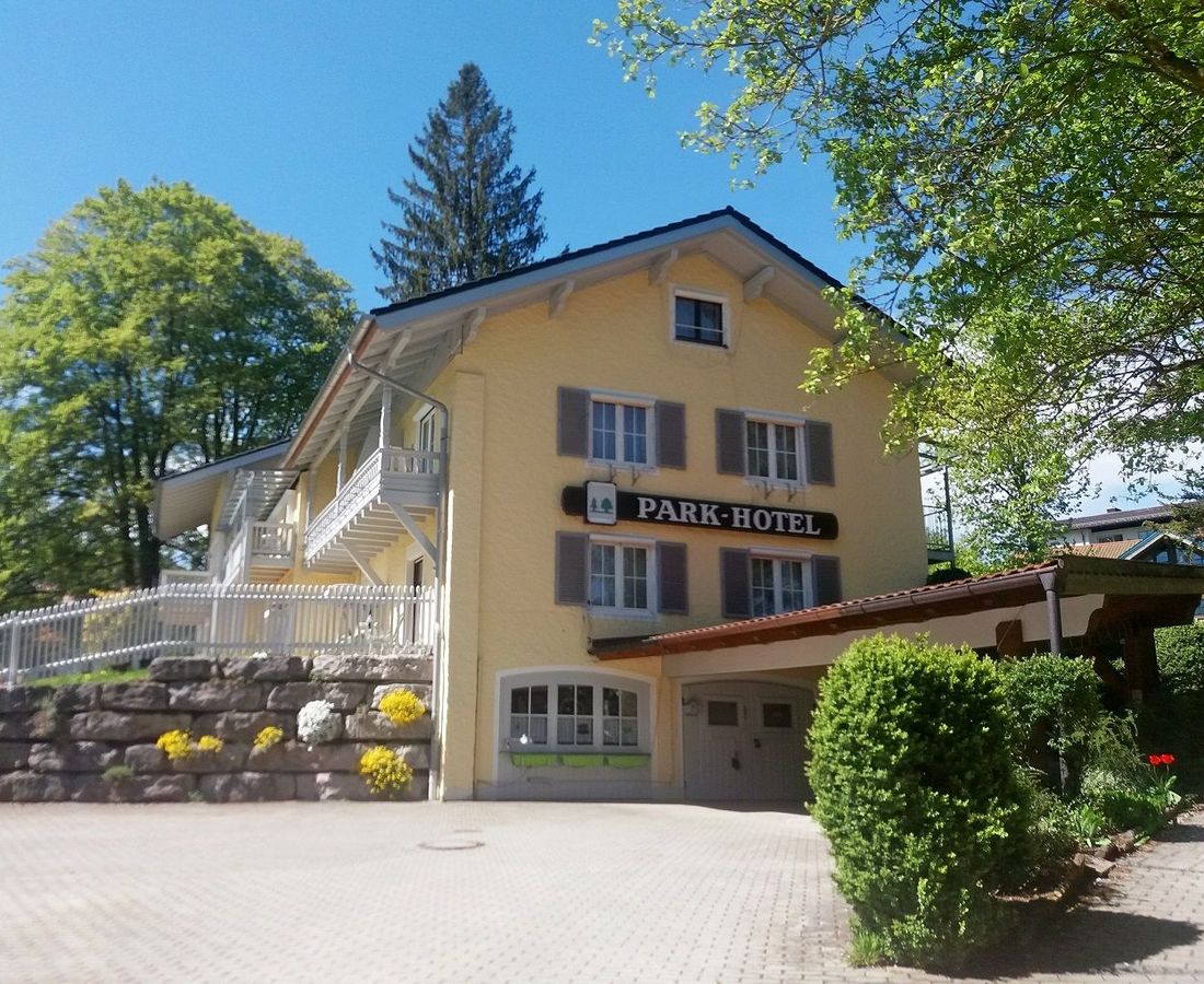Frühlings-Ansicht vom Parkhotel Ruhpolding