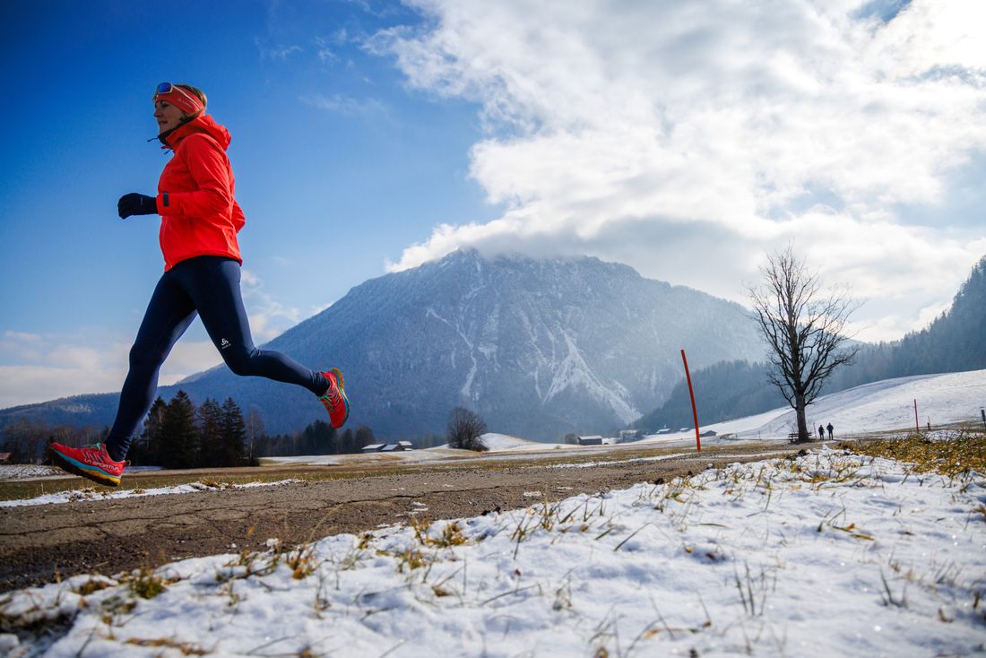 Winterjoggen mit Bergpanorama