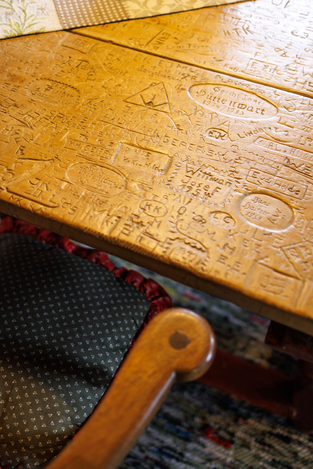 alter Tisch im Gastraum