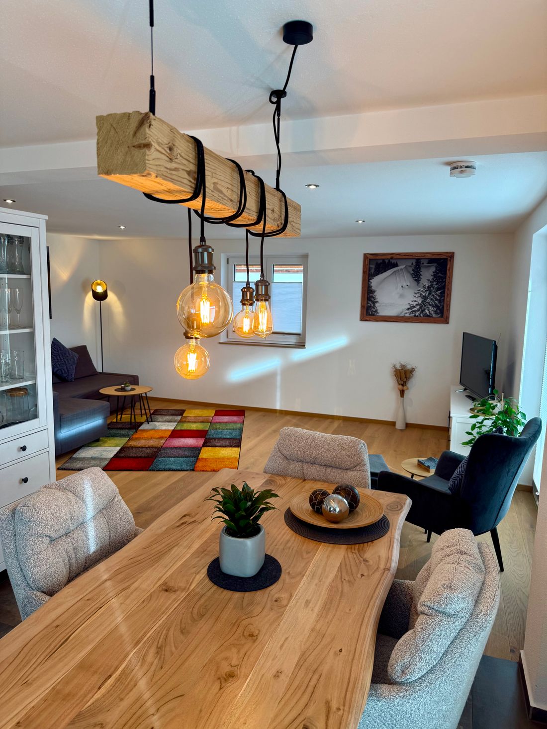 Esstisch mit Blick zum offenen Wohnzimmer