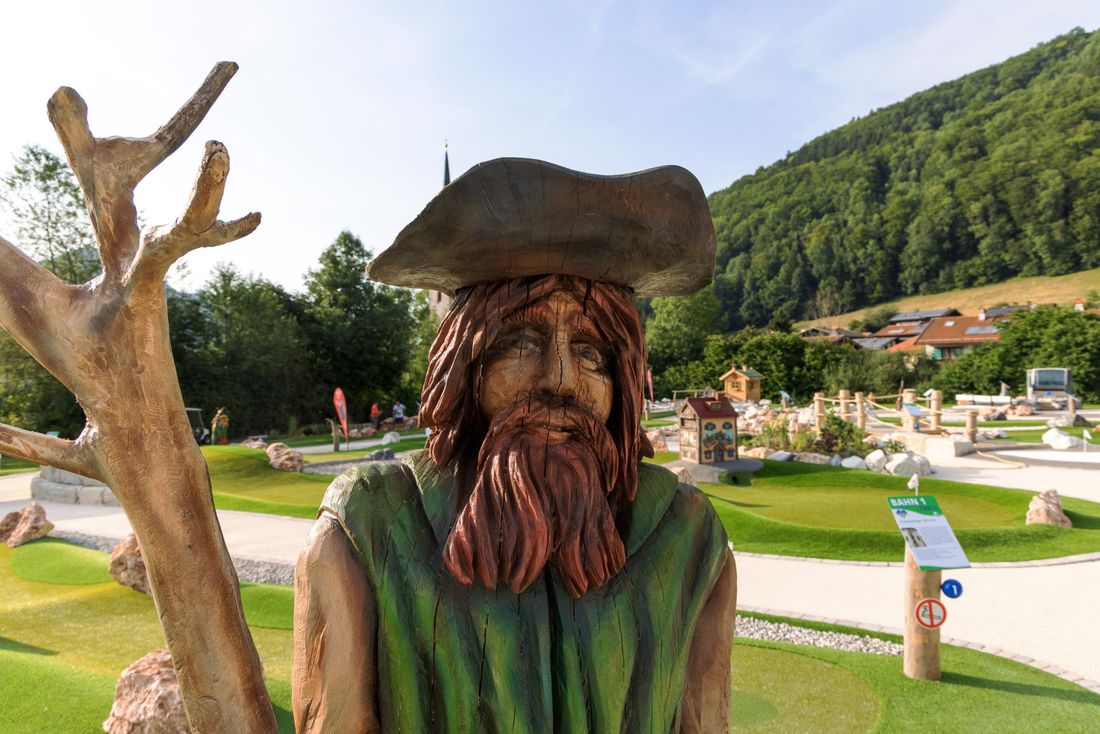 Holzfigur auf der Adventure Golf Anlage