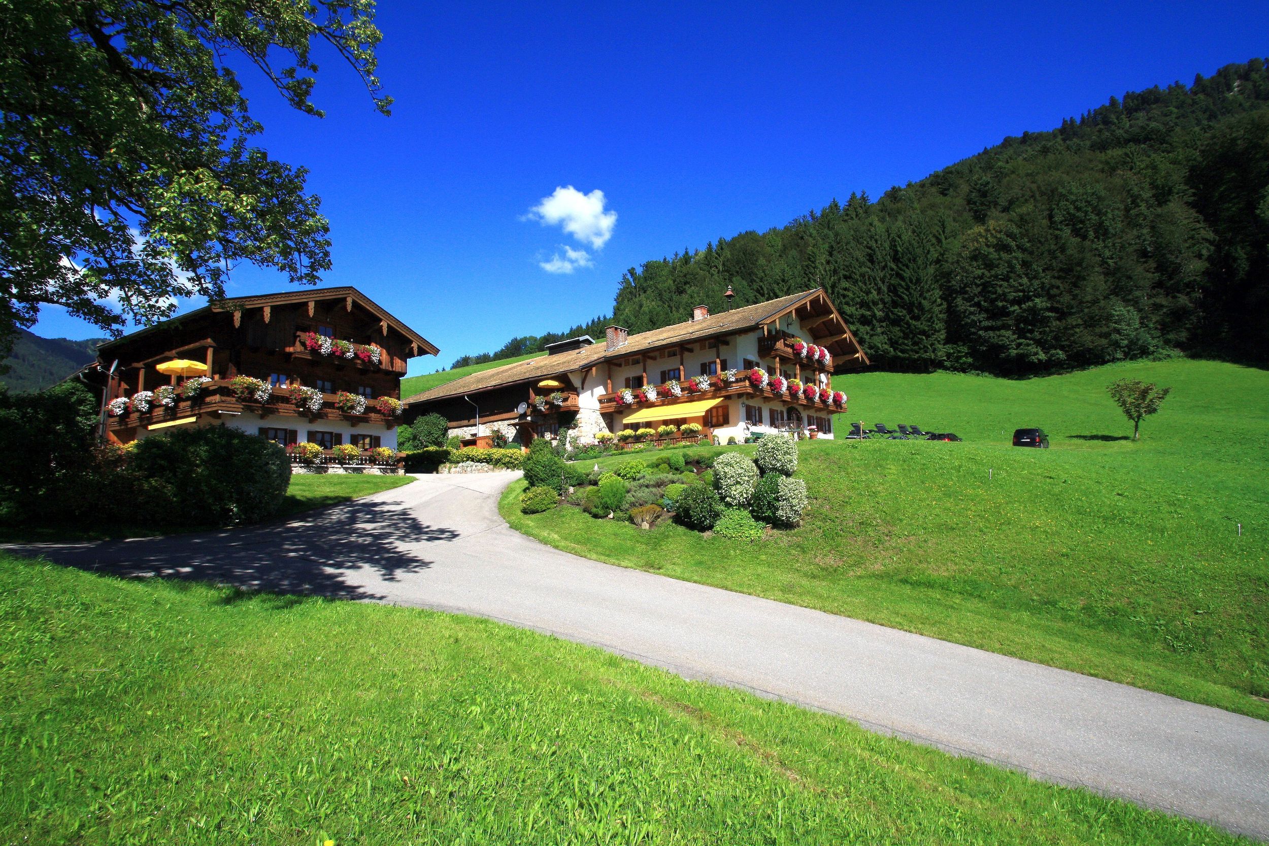 Hofansicht Obersteinberg-Hof Ruhpolding im Frühling/Sommer