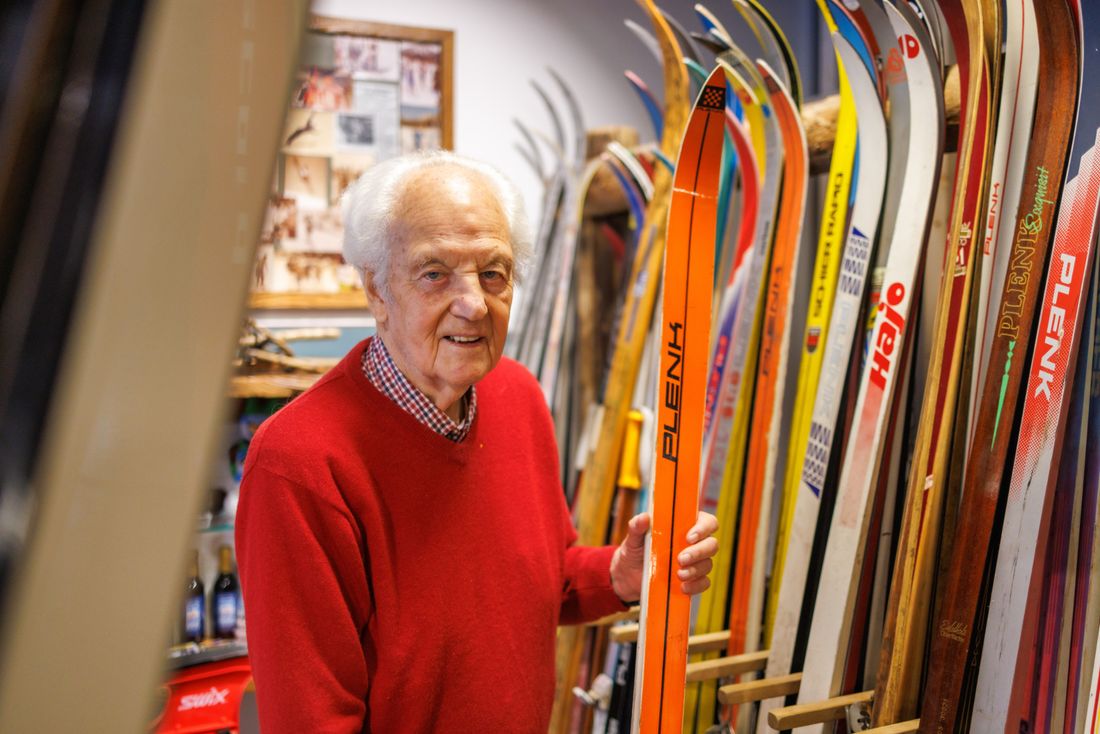 Anton Plenk zeigt stolz ein Paar alte Skier